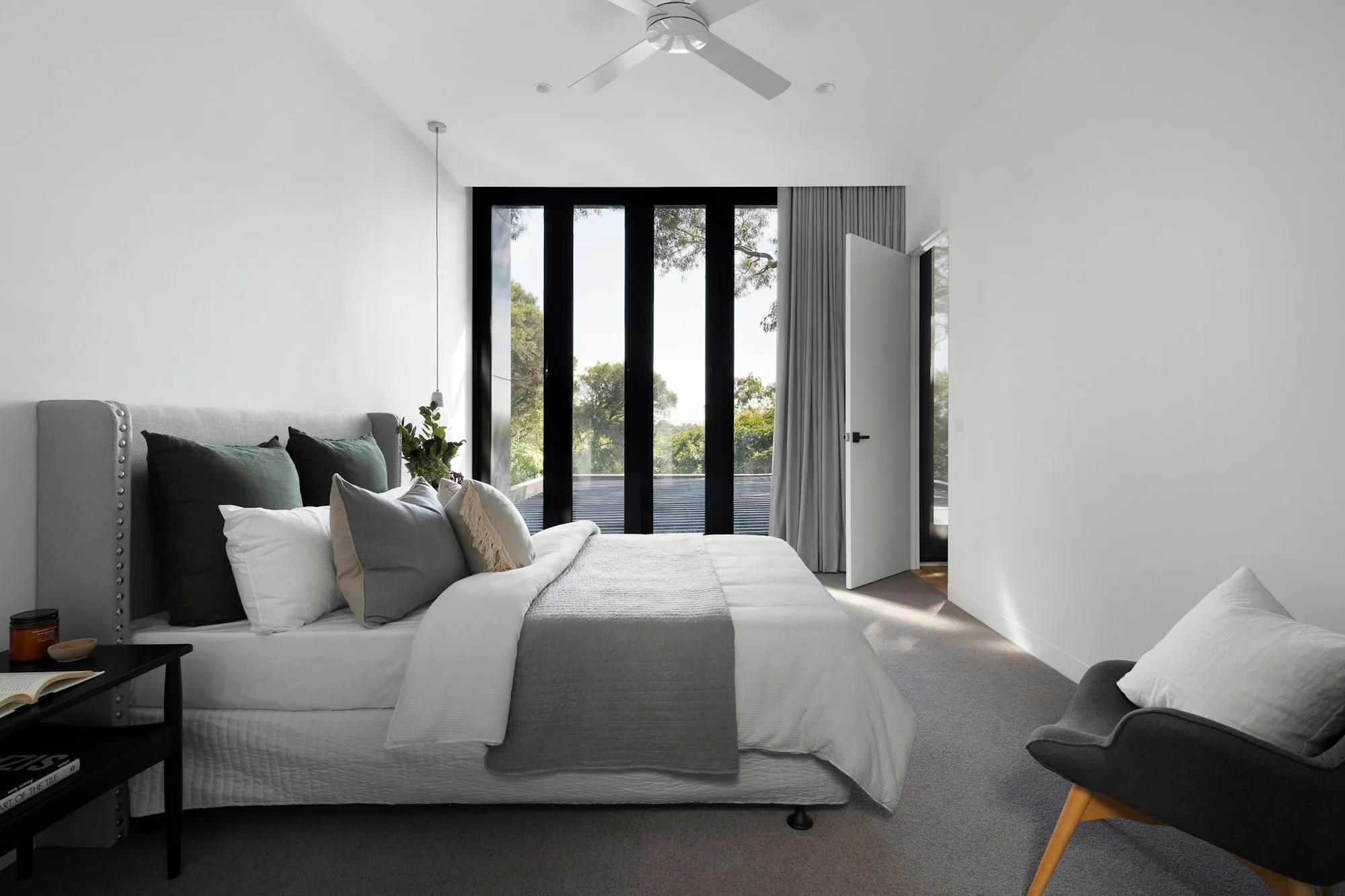 Dormitorio luminoso de una vivienda