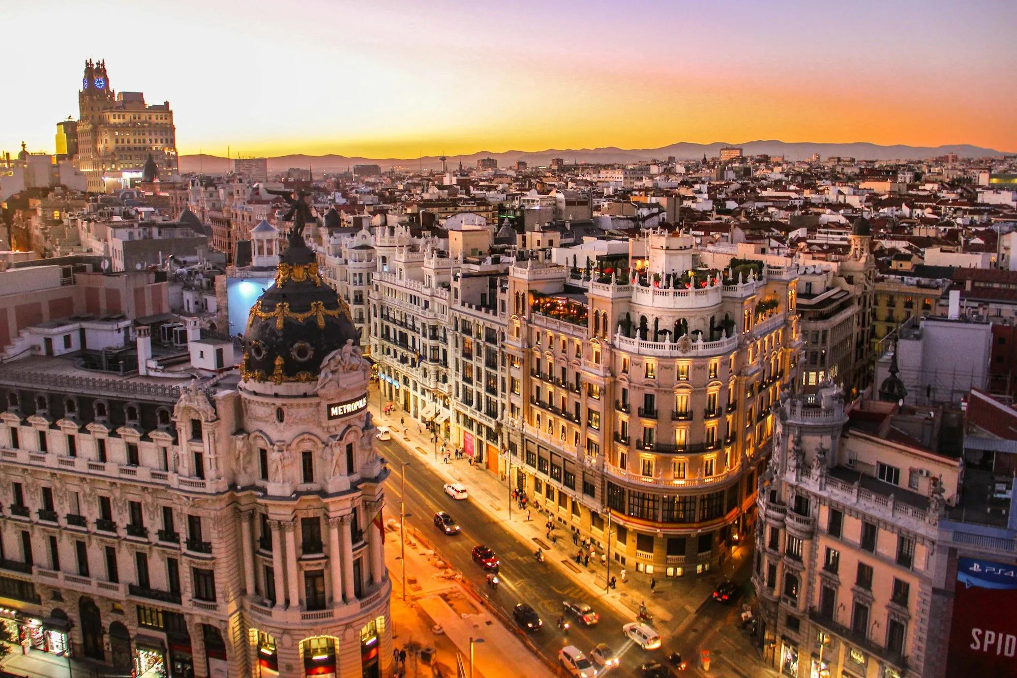 Vista de la Gran Vía de Madrid al atardecer